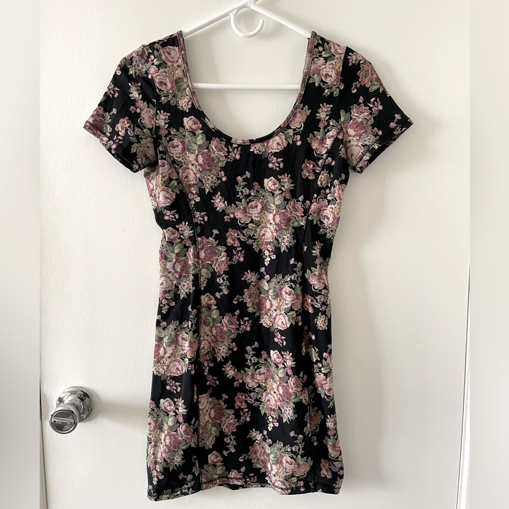 Aritzia Black Floral Bodycon dress, 90’s floral print